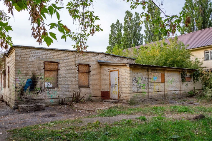 Имущественный комплекс в составе из 3 зданий обшей площадью 3 024 кв.м. и земельного участка площадью 11 785 кв.м.